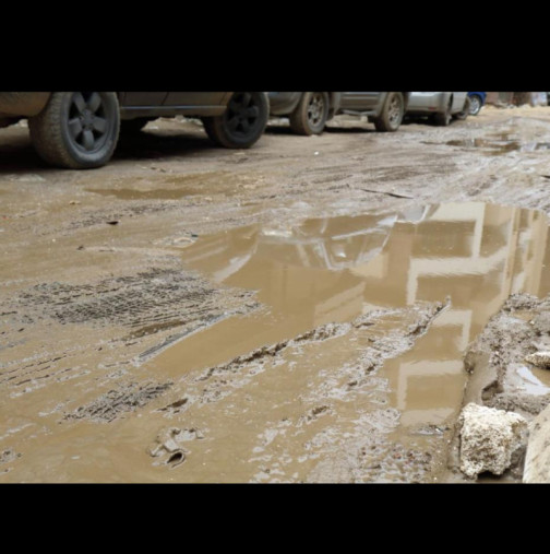 Плащат космически суми, за да живеят там, а тънат в кал до уши! Положението в елитен столичен квартал е плачевно: