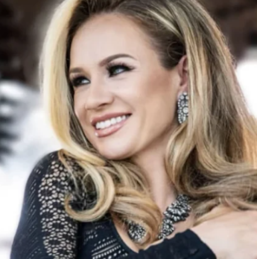 Щастлива новна за Лора Караджова