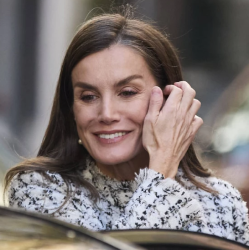 Най-търсеният зимен костюм от гардероба на баба е отново на мода! Топъл, елегантен и женствен