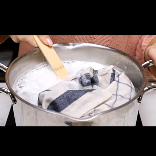 Сложете мръсни кърпи в тенджера с тази смес. Дори стари петна ще изчезнат, сякаш не ги е имало!