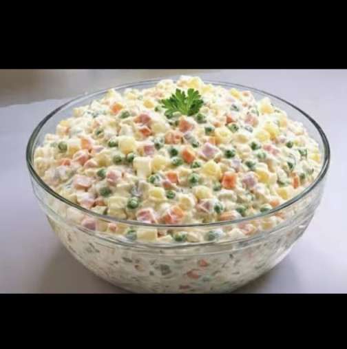 Моята рецепта за Руска салата - задължително я правя за Нова година! Кремообразна, сочна, пълна с вкусотии: