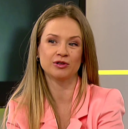 Лора Караджова разходи за пръв път третото си бебе-Снимка