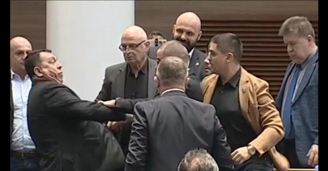 Бой в Парламента! Радостин Василев раздава ритници и юмруци като Роки