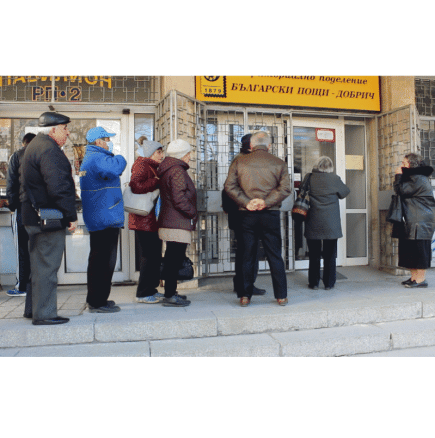 Изплащат със закъснение февруарските пенсии - ето кога!