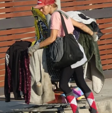 Красавица и съпруга на холивудска звезда, модел от кориците на списания, сега е бездомна и събира кутии по улиците