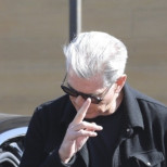 Потребител обиди съпругата на Пиърс Броснан заради външния ѝ вид, а след това беше брутално "прегазен" от 5000 души