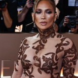 Дженифър Лопес в рокля, която дълго ще се помни-Ето най-красивите рокли на наградите „Златен глобус“