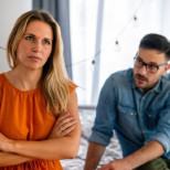 След 50-годишна възраст дръжте тези хора възможно най-далеч: 3 типа хора, които изтощават енергията ви и ви губят времето