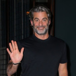 Новото гадже на Дженифър Анистън едва оцеля след този въпрос: Изчерви като домат