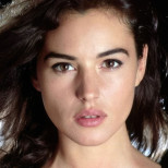 Заради красивото й лице, родителите я криеха, а връстниците ѝ искаха  да я обезобразят: Много завистници й желаеха злото