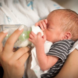 Пренебрегна предупрежденията и зарази бебето: Свекърва целуна детето и създаде ад, „загуби правото някога да го вижда“