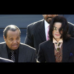 Бащата на Майкъл Джексън го кастрира психически, затова той купи децата си от приятели: Истината за бащинството им е разтърсваща!