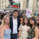 Кога порасна толкова! Най-малката дъщеря на Кирил и Линда Петкови стана на 14 - вижте какво красиво момиче е: