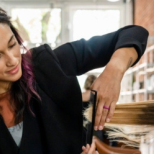 Хитова прическа за зимата кроп боб: Най-красива е без сушене със сешоар, затова жените масово я избират за студените дни