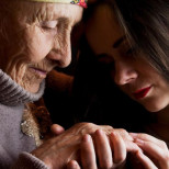 „Скарах се с майка ми, защото не искаше да си пие лекарството“: Изповед на жена, която осъзна защо е важно да прощаваш