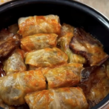 Добавете това към плънката за сармите и вкусът ще се помни с години: Забравена рецепта от тефтера на баба