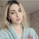 Съпругът ми каза, че не ми трябват нови дрехи, докато съм в отпуск по майчинство. Излязох да се срещна с колегите му с оцапан халат