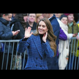 Винаги там, но в сянка, облечена идентично с принцесата: Коя е жената до Кейт, която напълно копира нейния стил?