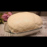 Универсална рецепта за ЖИВО ТЕСТО: От него пека най-пухкавите кифлички, милинки и питки!