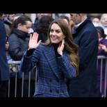 Когато Кейт свали палтото си, се роди нова тенденция за 2026 г.! „Бабиният стил“ никога не е изглеждал по-прекрасно и женствено.