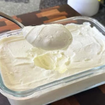 Правя тази гъста домашна заквасена сметана само с 2 съставки - без машини и без добавки. Рецептата винаги работи