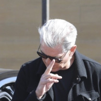 Потребител обиди съпругата на Пиърс Броснан заради външния ѝ вид, а след това беше брутално 