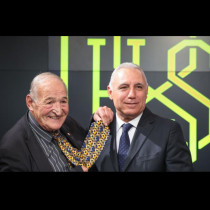 Изпратиха Димитър Пенев със сълзи и аплодисменти, Стоичков с емоционална реакция - ПЪРВИ кадри от поклонението: