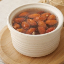 Подуване и тежест в стомаха и хронична умора-„Мислех, че е нормално след 40“: И тогава тя опита трика с 4 бадема и всичко се промени