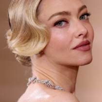 Повече от 400 часа ръчен труд са били посветени на роклята на Аманда Сейфрид