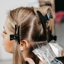 Този цвят на косата добавя 10 години: Жените го избират масово, а фризьорът казва да го забравите