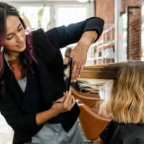 Този нюанс на русата коса добавя 10 години! Звезден фризьор ви съветва да го избягвате