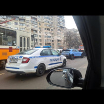 Трамвай помете кола с дете на столичен булевард - подробности: