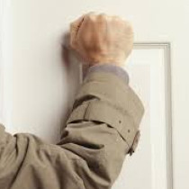 В навечерието на Нова година един съсед дойде: „Мога ли да дойда за половин час? Къщата е празна, няма нищо дори за чай за децата