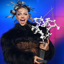 Дара срината след победата за Евровизия - мисли да откаже участие, коментарите я съсипаха!