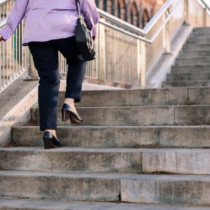 Качването по стълбите разкрива скрит проблем: Ако усетите това, незабавно посетете лекар
