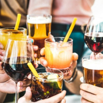 Ето с колко алкохолът увеличава риска от рак на червата: Толкова много напитки седмично може да ви струват скъпо