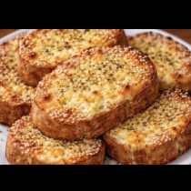 Когато времето ми е кът, а гладът - голям, тази рецепта винаги ме спасява! Хрупкави сусамени филийки с кисело мляко за 15 минути