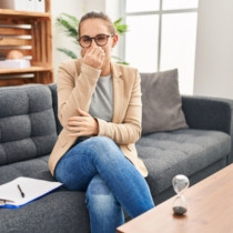 Миризмата на цигари се е просмукала в мебелите? Ето как да се отървете от вонята за 30 минути - това е единственото нещо, което работи