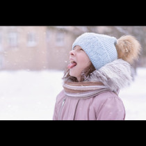 Не ловете снежинките с уста! Ето какви болести можете да хванете от снега: