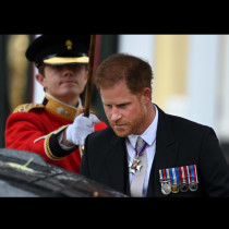 Баща му не иска да го вижда и с основание: Принц Хари пристига във Великобритания и отново ще получи „студен душ“