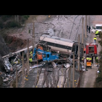 Още един черен ден за Испания! Пътнически влак дерайлира край Барселона, има 1 убит и куп ранени