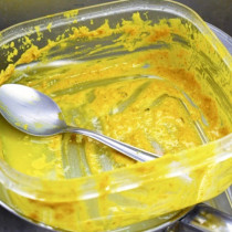 Забравете за търкането на пластмасови чинии: Номерът с хартията премахва мазнините за 30 секунди!