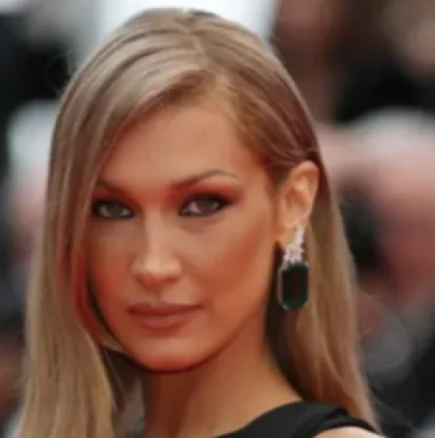 Бела Хадид показа роклята на годината с дупки в областта на дупето и изглежда брутално