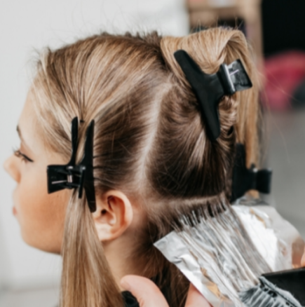 Този цвят на косата добавя 10 години: Жените го избират масово, а фризьорът казва да го забравите