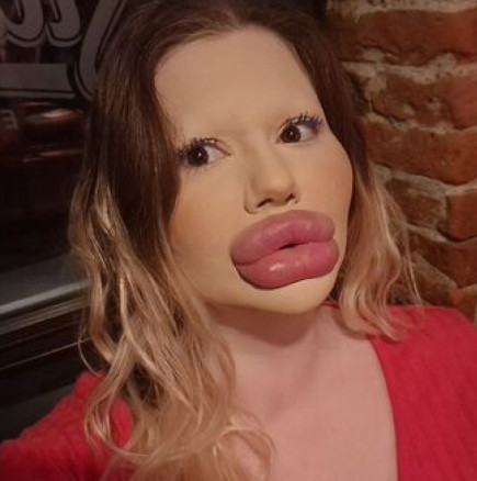 Андреа с рекордните устни влиза в политиката!