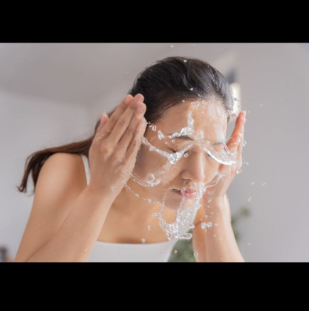 Японското измиване с газирана вода: Тайната на вечно младите японки за сияйна и здрава кожа