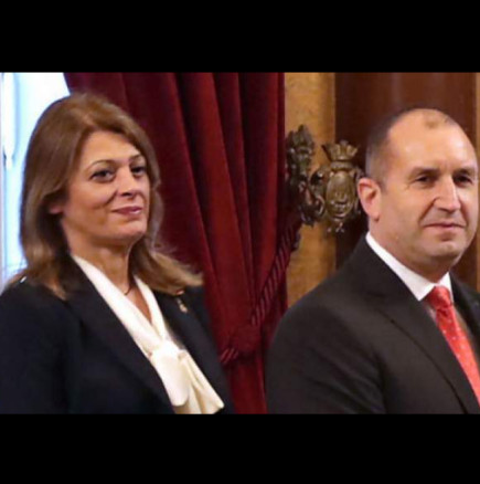 Часове след оставката: Румен Радев заведе Деси на бар, тя отпразнува свободата в прозрачен тоалет!