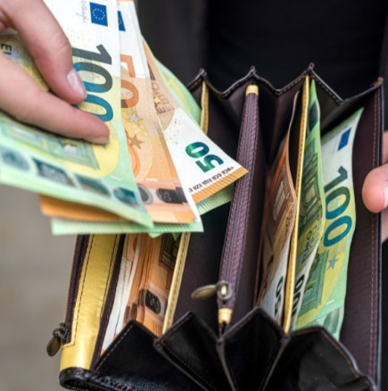 Най-точният паричен хороскоп за февруари: Парите на Водолея капят от всички страни, Близнаците сключват изгодна сделка