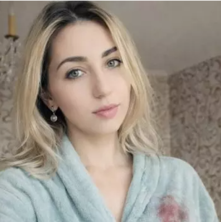 Съпругът ми каза, че не ми трябват нови дрехи, докато съм в отпуск по майчинство. Излязох да се срещна с колегите му с оцапан халат