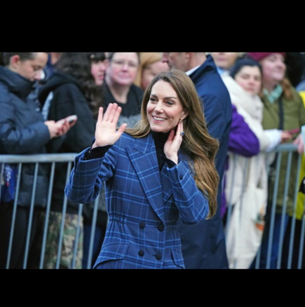 Винаги там, но в сянка, облечена идентично с принцесата: Коя е жената до Кейт, която напълно копира нейния стил?